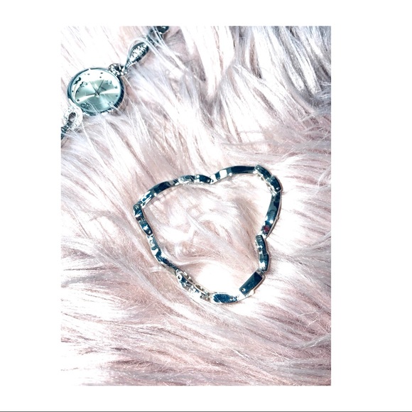 Tarnish Free Women’s Watch with Matching Bracelet for Small/Petite wrists - Picture 6 of 13